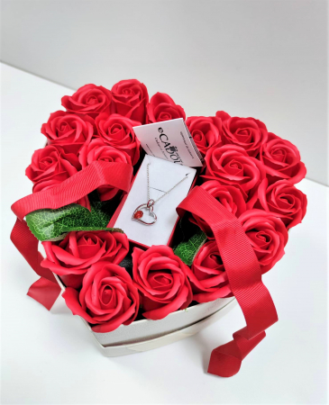 Aranjament floral cu 15 trandafiri din sapun SC-R13T-M3 si Colier Expensive Heart rosu [6]