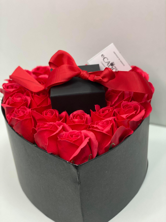 Aranjament floral cu 23 trandafiri din sapun SC-R141-M2 si Colier Aniela rosu [1]