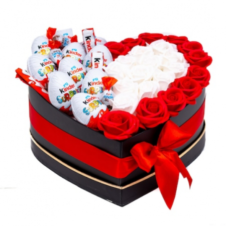 Cadouri aniversare - Aranjament Floral cu ciocolata Ou Kinder Red&White cu Trandafiri din sapun