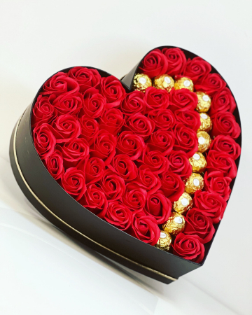 Cadouri aniversare - Buchet Luxury Red 3 Aranjament cu trandafiri din sapun si praline de ciocolata Ferrero Rocher