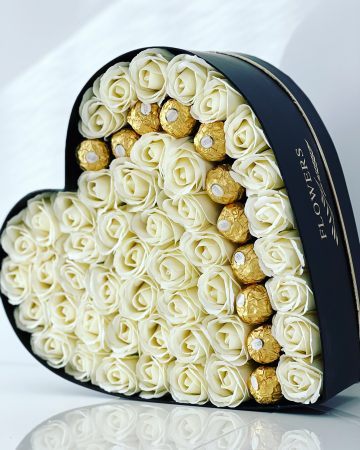 Buchet Luxury White 3 Aranjament cu trandafiri din sapun si praline de ciocolata Ferrero Rocher