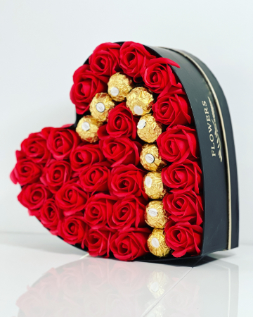 Buchet Luxury Red 1 Aranjament cu trandafiri din sapun si praline de ciocolata Ferrero Rocher