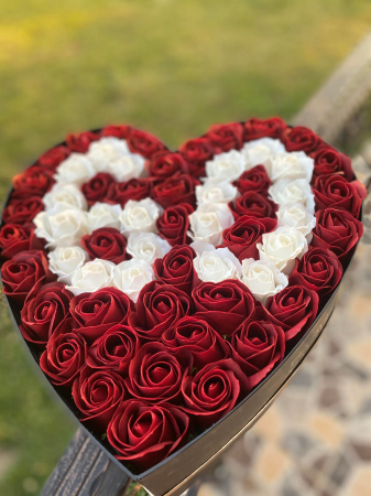 Aranjament floral varsta aniversara cu trandafiri din sapun 59-62 trandafiri [2]