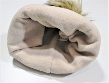 Căciulă cu ciucure, calduroasa, cu bandă din polar în interior, care acoperă urechile și fruntea. [2]