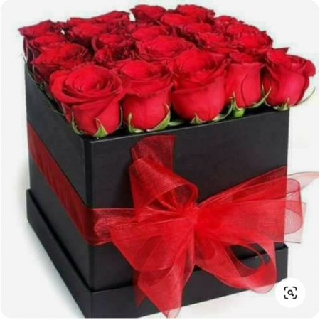 Luxury Box Red Aranjament cu 15 trandafiri din sapun, funda rosie