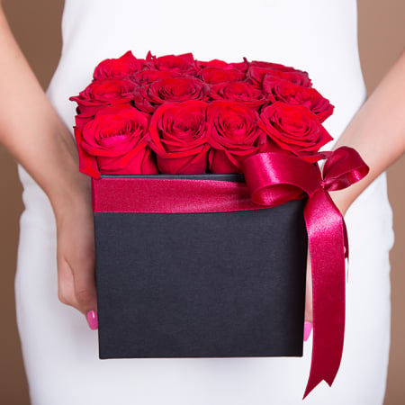 Luxury Box Red Aranjament cu 12 trandafiri din sapun, funda din satin rosu