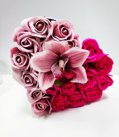 Pachet cadou cu 17 trandafiri din sapun roz si albi  AC-R315  inima