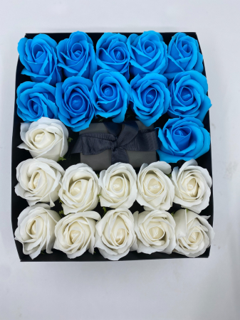 Pachet cadou dama Cube albastru aquamarine cu cristale si 19-22 trandafiri de sapun [1]