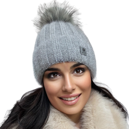 Imbracaminte femei - Căciulă de damă DARIA – model de iarnă cu pompon, interior polar, tricot moale și foarte călduroasă