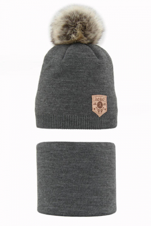 Set de iarnă cu căciulă și fular circular cu pompon gri 3433.5.K-30, produs in Polonia [1]
