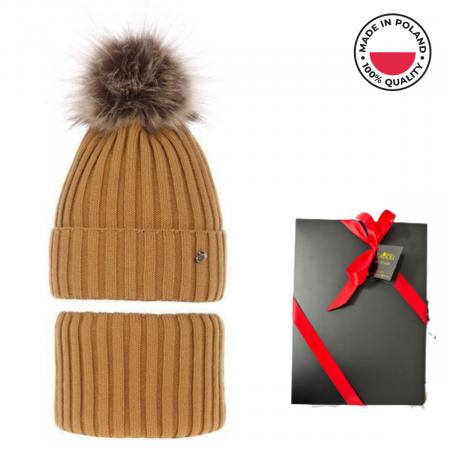 Caciuli copii - Set de iarnă cu căciulă și fular circular cu pompon Wilma 	3514.K38 camel produs in Polonia