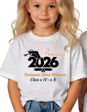 Tricouri personalizate pentru final de an școlar cu design cu tocă. Potrivite pentru clase, grădinițe și profesori. [4]