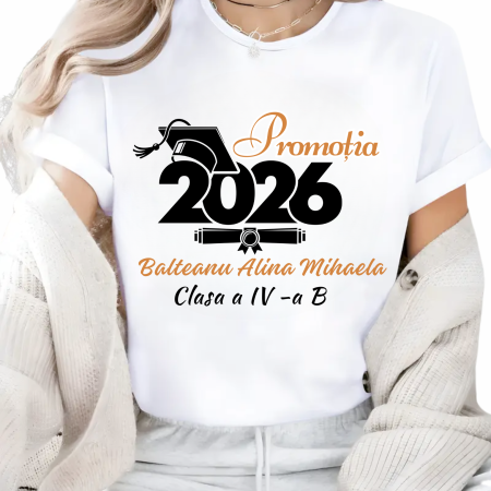 Tricouri personalizate pentru final de an școlar cu design cu tocă. Potrivite pentru clase, grădinițe și profesori. [1]