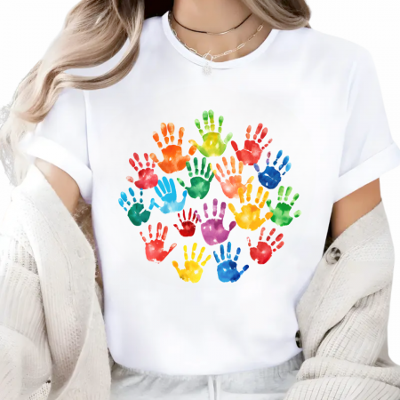 Cadouri Colegi, sefi sau angajati - Tricou absolvire maini de copii pictate pentru educatoare, elevi clasa 4 sau gradinita