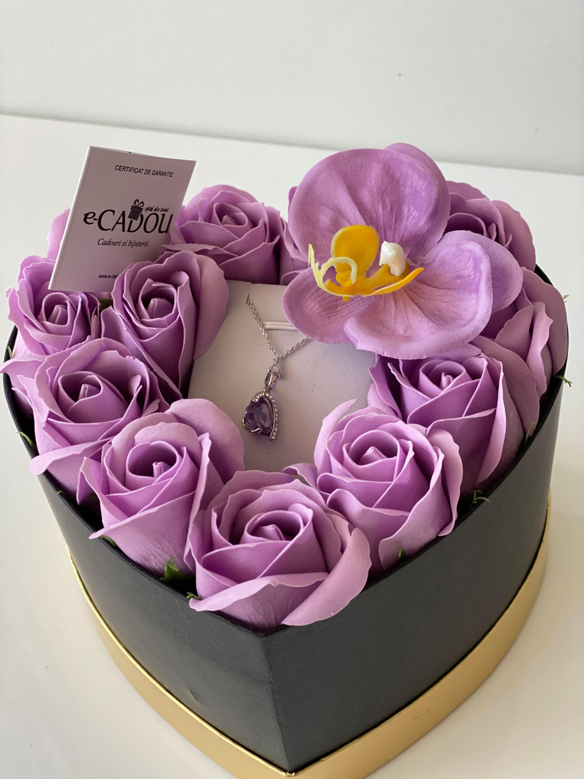 Aranjament floral cu 12 trandafiri si o orhidee din sapun SC-R142-M3 si Colier LOVE HEART violet