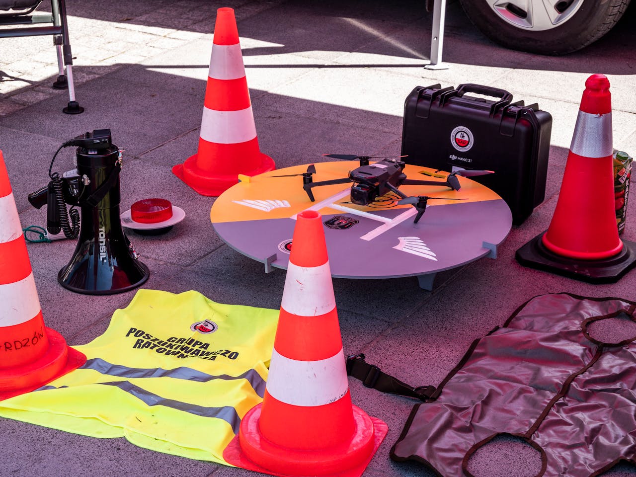 Ce echipamente de semnalizare sunt obligatorii pe santier? Veste reflectorizante, lampi si marcaje