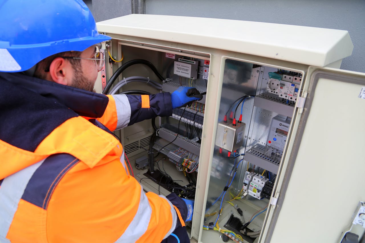Echipamente siguranta electricieni - cizme, manusi electroizolante si ce trebuie sa ai in trusa de scule