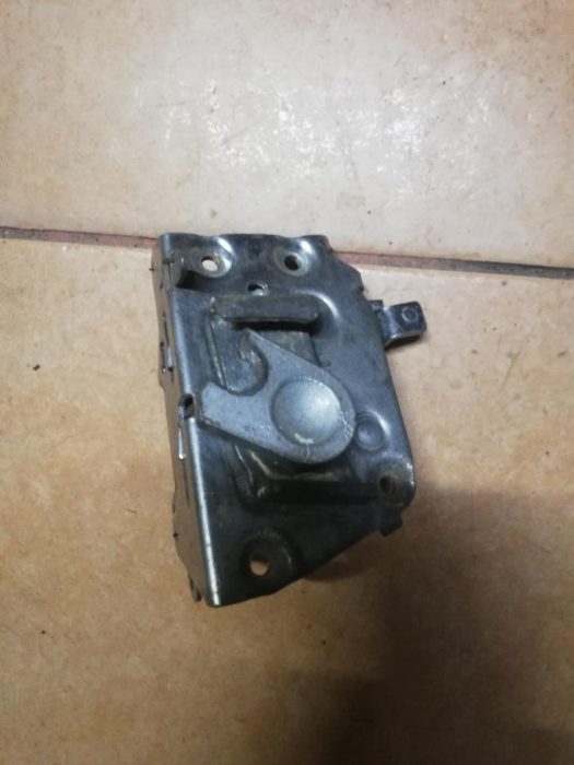 BROASCA USA STANGA SPATE SKODA 105-120 - PRODUS FOLOSIT [2]