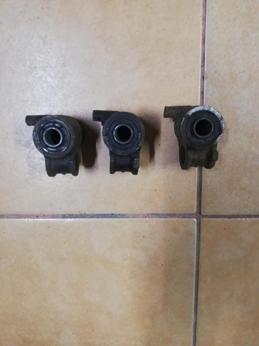 SUPORT INFERIOR PIVOT DREAPTA CU BUCSA SKODA 120-105 [1]