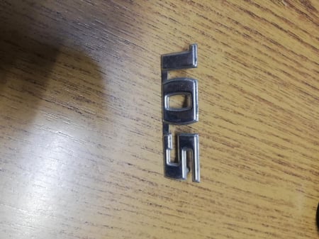 Skoda - EMBLEMA SKODA 105 -- 105--