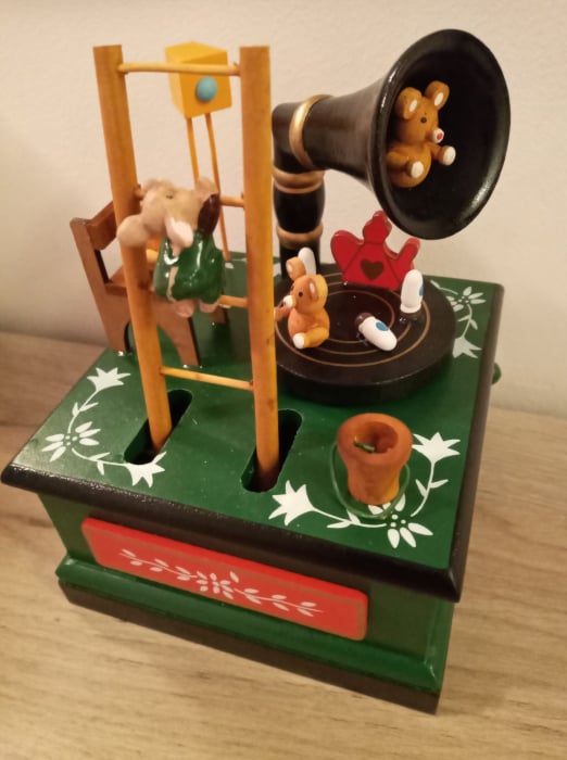 Carusel muzical din lemn - patefon de Craciun [2]