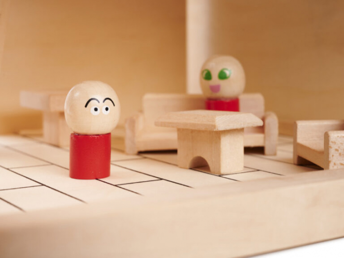 Casa de papusi din lemn cu mobilier si figurine [5]