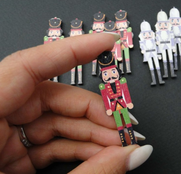 FIGURINE DIN LEMN - SPARGATORI DE NUCI SET 12 [2]