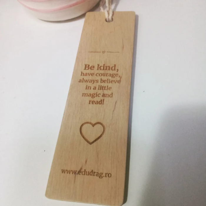 Semn de carte handmade - mesaj " Be kind , have courage, always believe in a little magic and read!" [1]