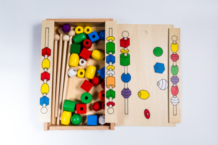 Jucarii de logica si cu notiuni de matematica - Joc educativ cu bilute - frigarui din lemn