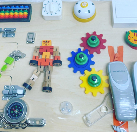 Placa senzoriala cu telefon - busy board cu incuietori si activitati in stil Montessori [1]