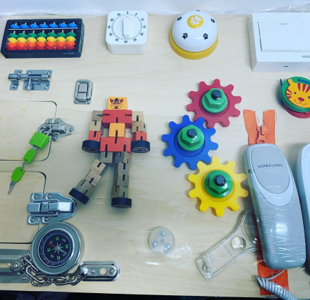 Placa senzoriala cu telefon - busy board cu incuietori si activitati in stil Montessori [2]