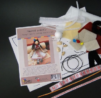 Set creativ - papusa fata in costum national cu elemente din lemn [1]