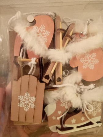 Set figurine din lemn - patine, schiuri, manusi, saniuta [1]