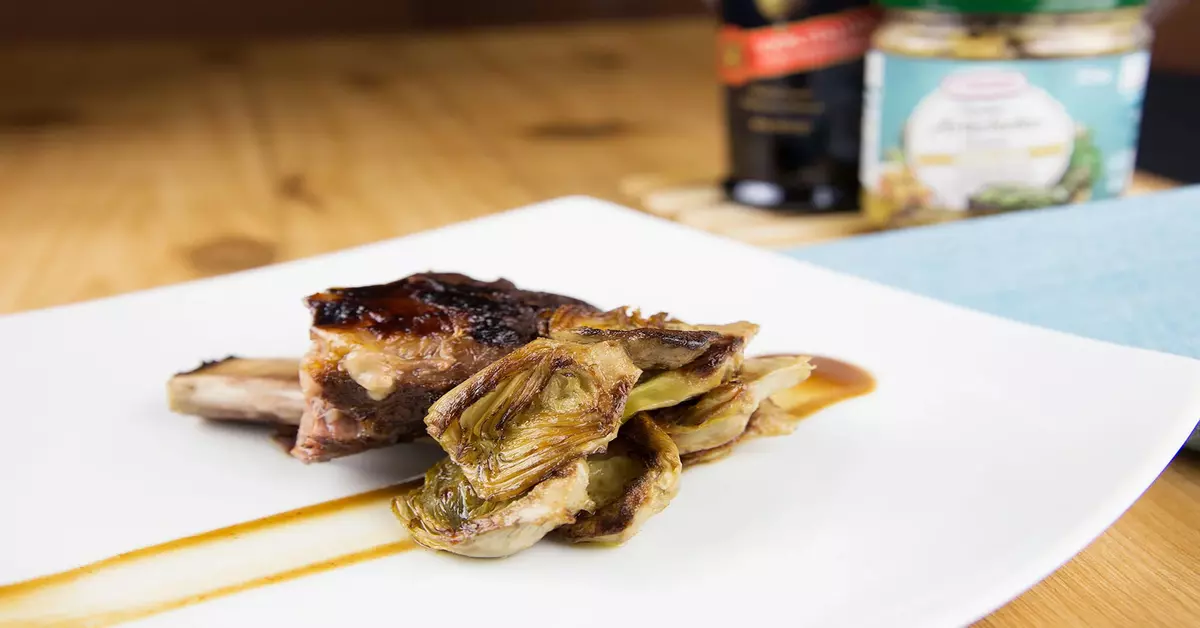 Coaste de vita cu sos BBQ si anghinare la gratar