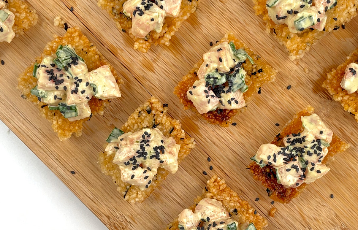 Orez crocant cu topping de somon si maioneza cu wasabi