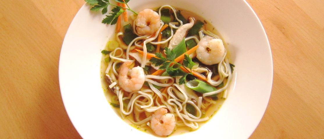 Supa in stil asiatic cu creveti si noodles Vermicelli
