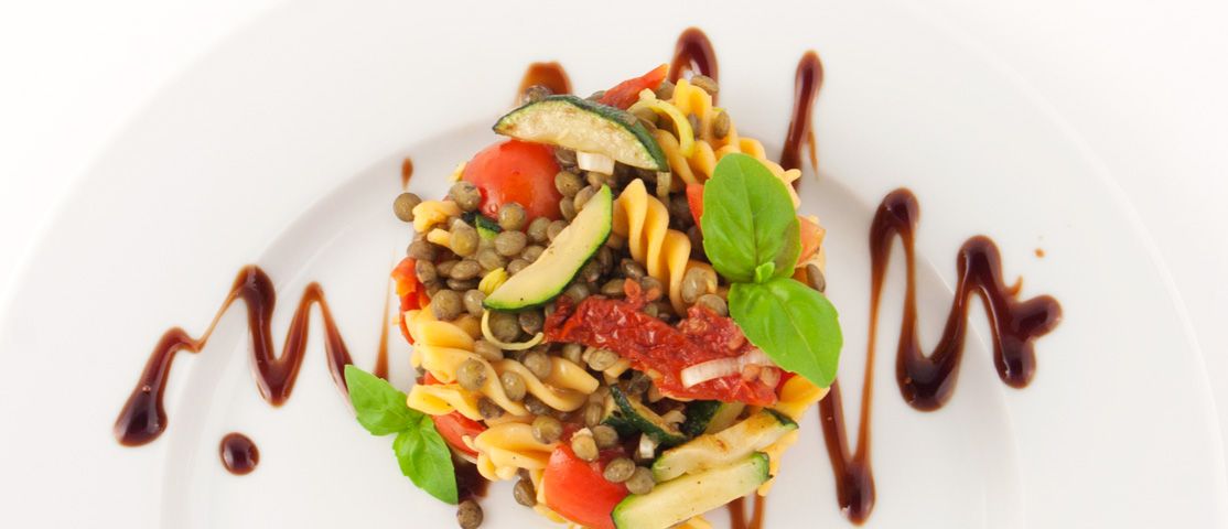 Salata calda de paste cu linte
