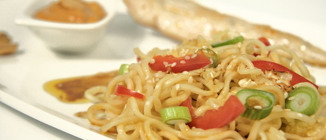 Frigarui de pui cu salata chinezeasca de varza si mie-noodles