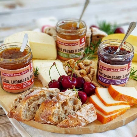 Branza de capra: Arome autentice si combinatii delicioase cu gem de fructe de padure si vanilie