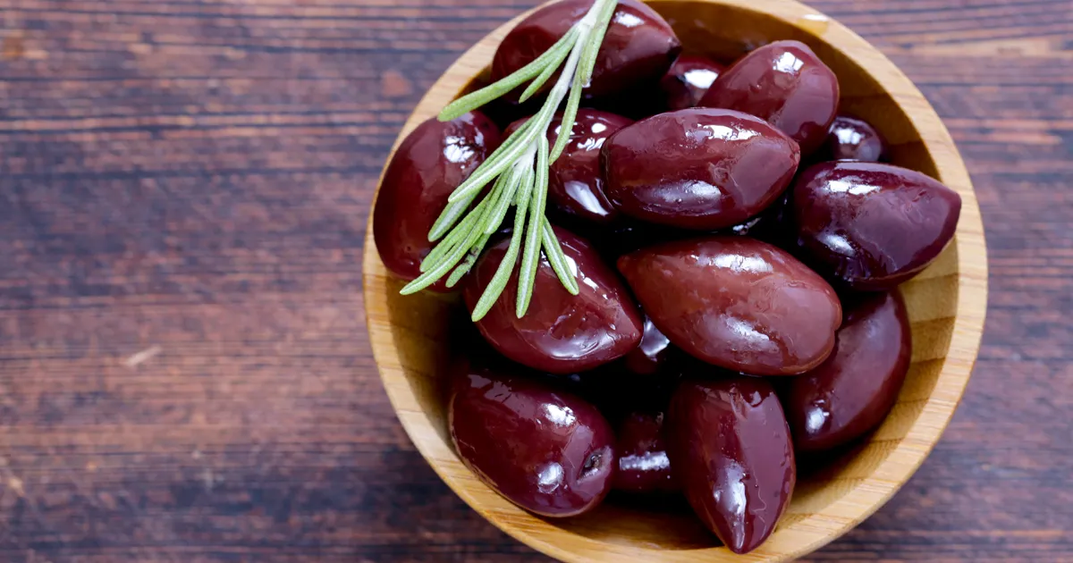 De ce sa alegi maslinele kalamata? Beneficii, gust si versatilitate in bucatarie