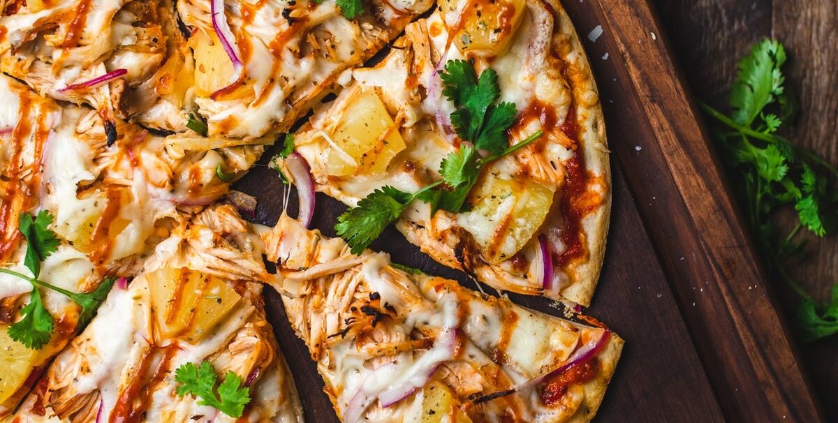 Pizza cu pui si sos Sriracha