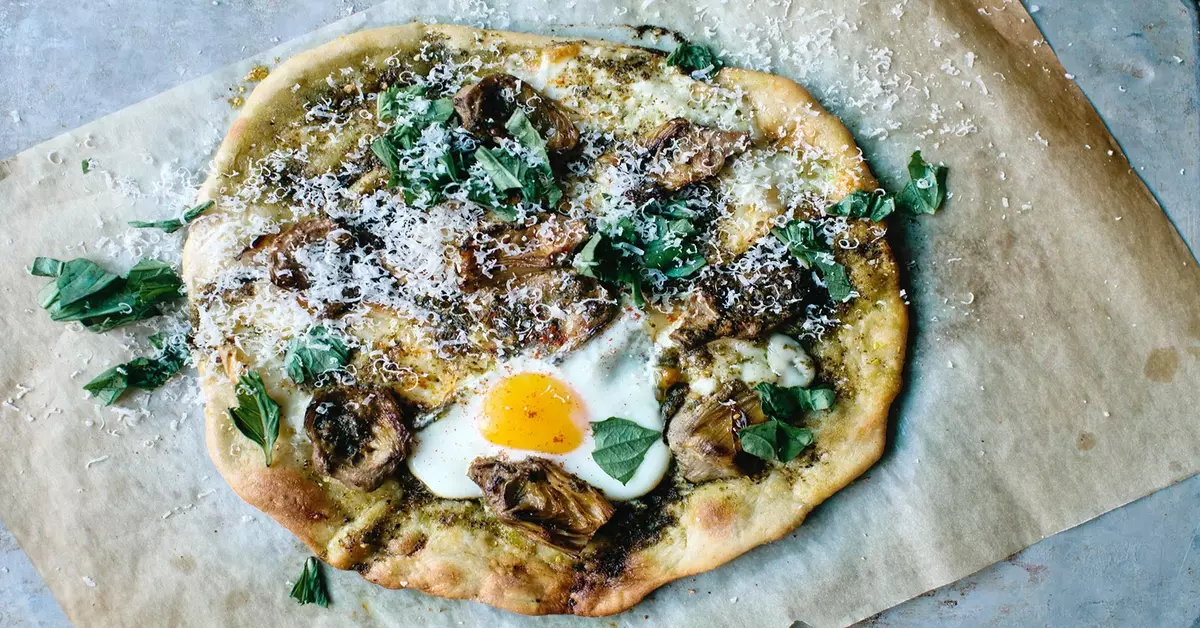 Pizza cu anghinare la gratar, branza taleggio si ou