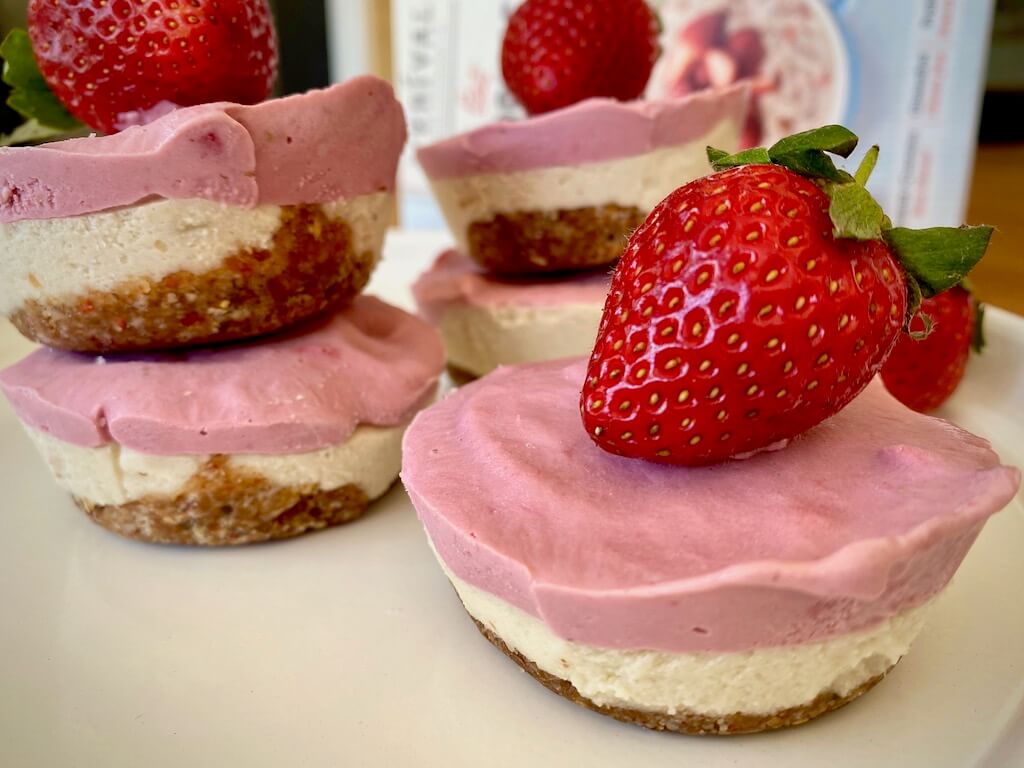 Cheesecake vegan cu capsuni si chia - Fara coacere