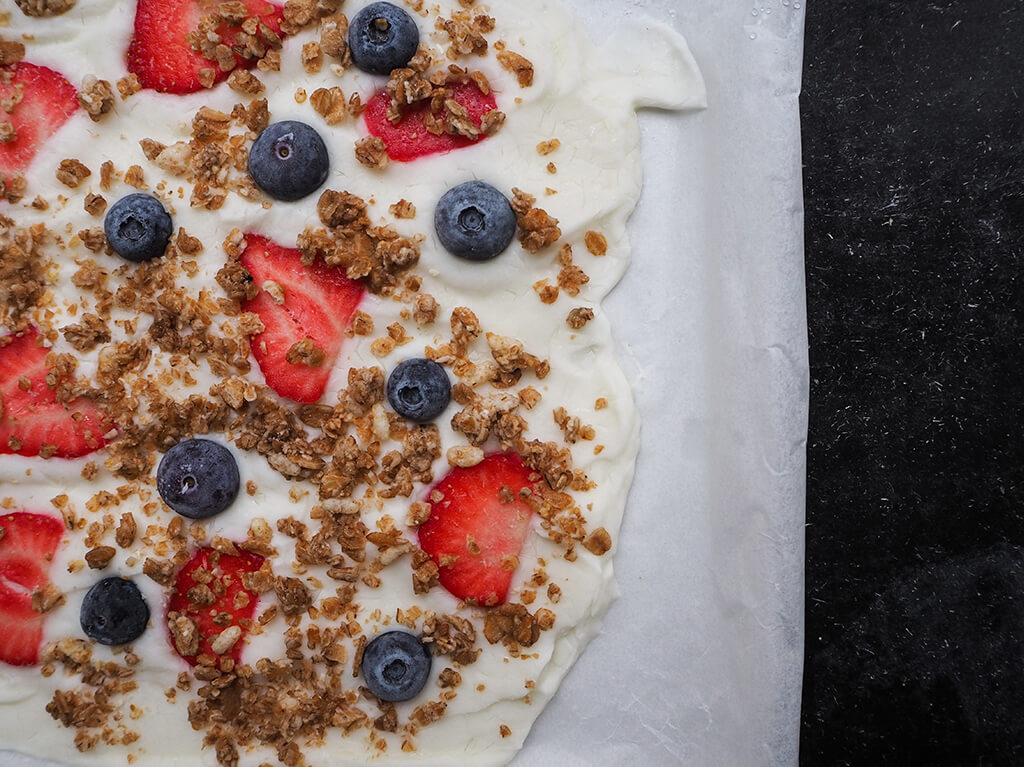 Iaurt inghetat cu fructe si cereale crocante Granola
