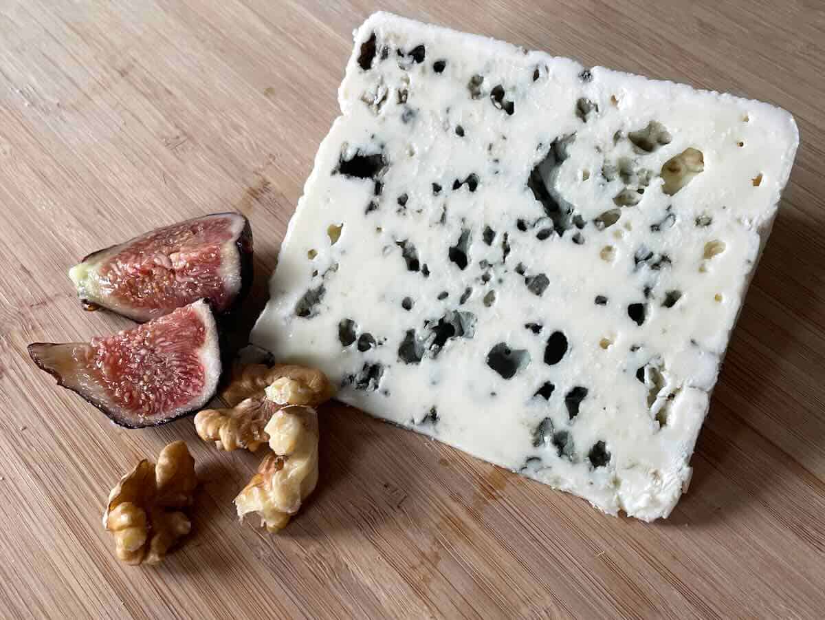 Branza Roquefort: Gustul regal al branzei cu mucegai albastru, perfecta alaturi de gemul de dovleac si castane