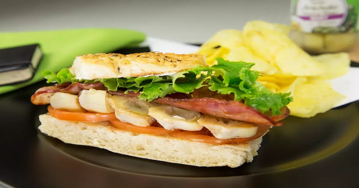 Sandvis mediteranean cu bacon, salata, anghinare si rosii