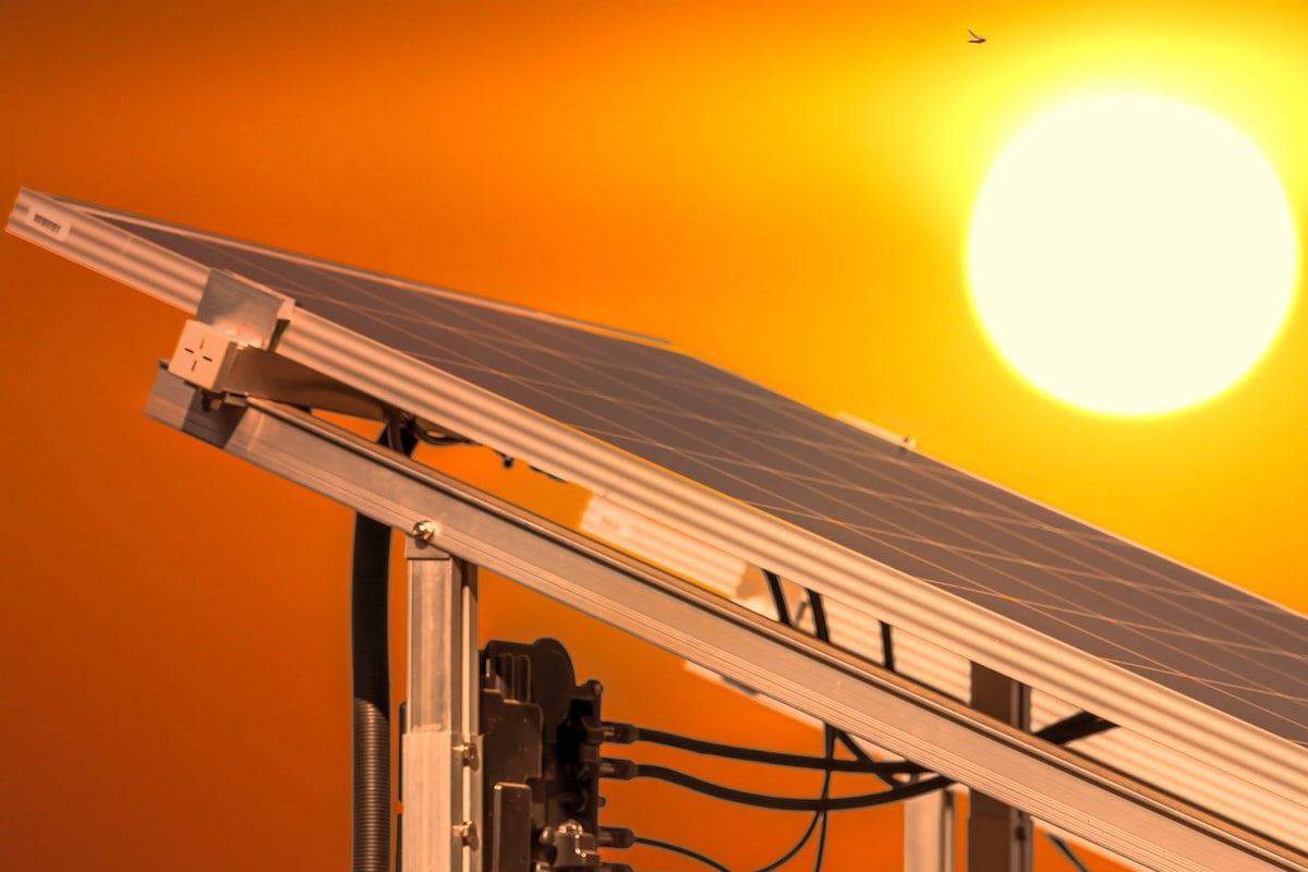 1 componente sistem fotovoltaic - panou solar fotografiat in apus de soare