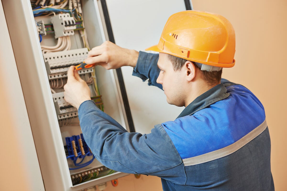 1 cum functioneaza un disjunctor diferential RCBO - un electrican monteaza diferentiale intr-un tablou electric