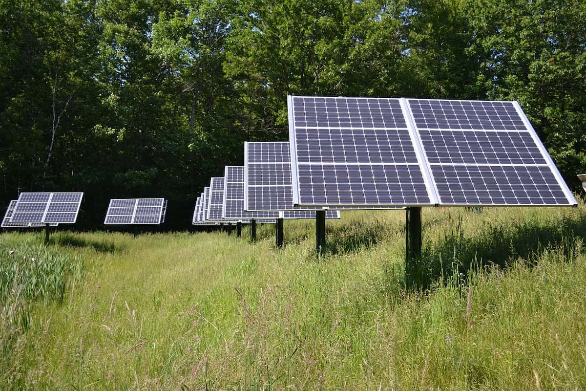 2 componente sistem fotovoltaic - baterie de panouri solare pe o pajiste insorita