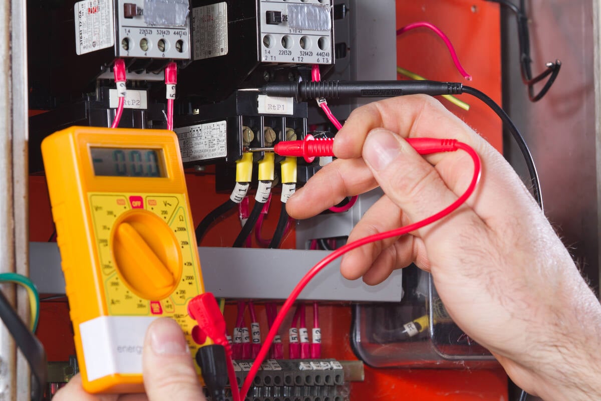 2 cum functioneaza un idsjunctor diferential RCBO - un electrican masoara un circuit cu un multimetru